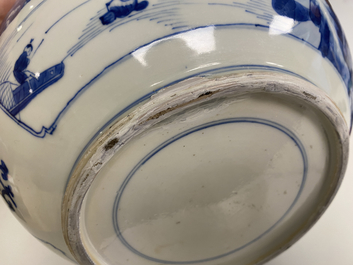 Een Chinese blauw-witte kom met figuren in een landschap, Kangxi
